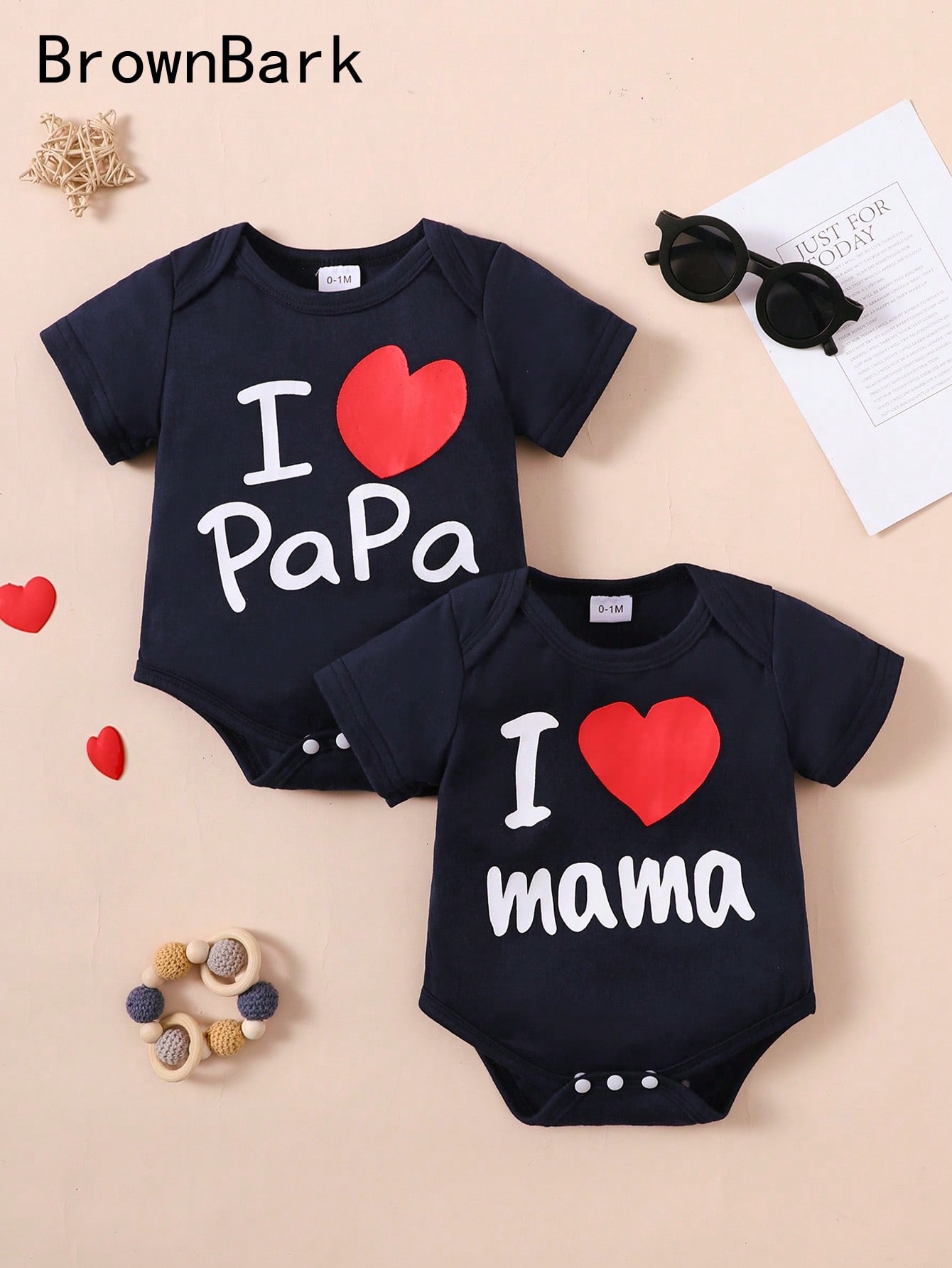 Baby Clothing Online - 2ピースセット、男女兼用の夏用キュートなカジュアル半袖ロンパースセット。楽しい「I love papa&mama」のハート型レタープリントが特徴の半袖ロンパースで、新生児の男の子と女の子が夏の日常のカジュアルなお出かけに着用するのに適しています。