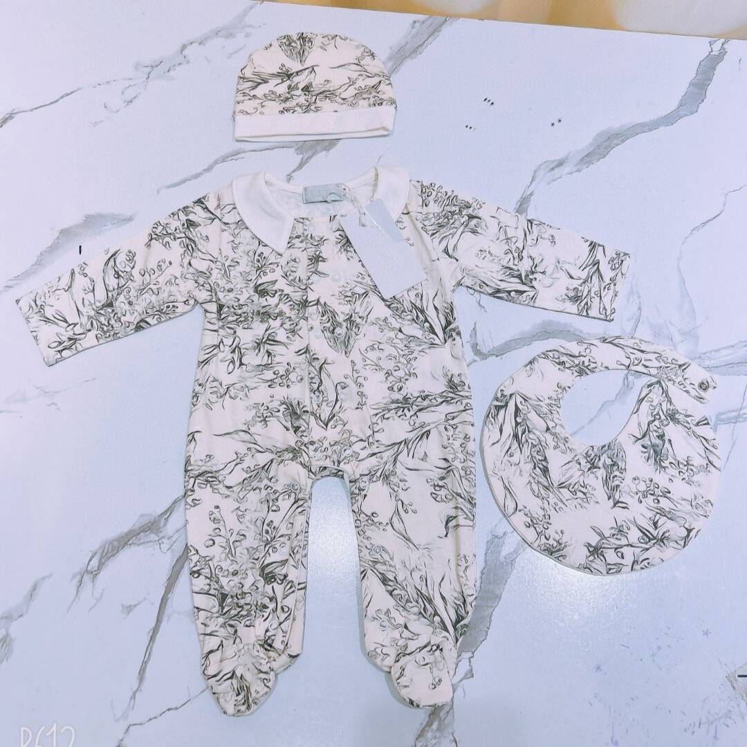 Baby Clothing Online - 2024年新作デザインベビー服 新生児用純綿ジャンプスーツ フルプリント 森柄ベビーガールロンパース よだれかけ帽子付き3点セット